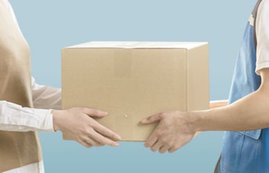 물품 받는 모습